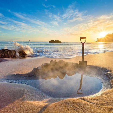 Hot Water Beach Bure Wai Hotwater Beach Екстериор снимка
